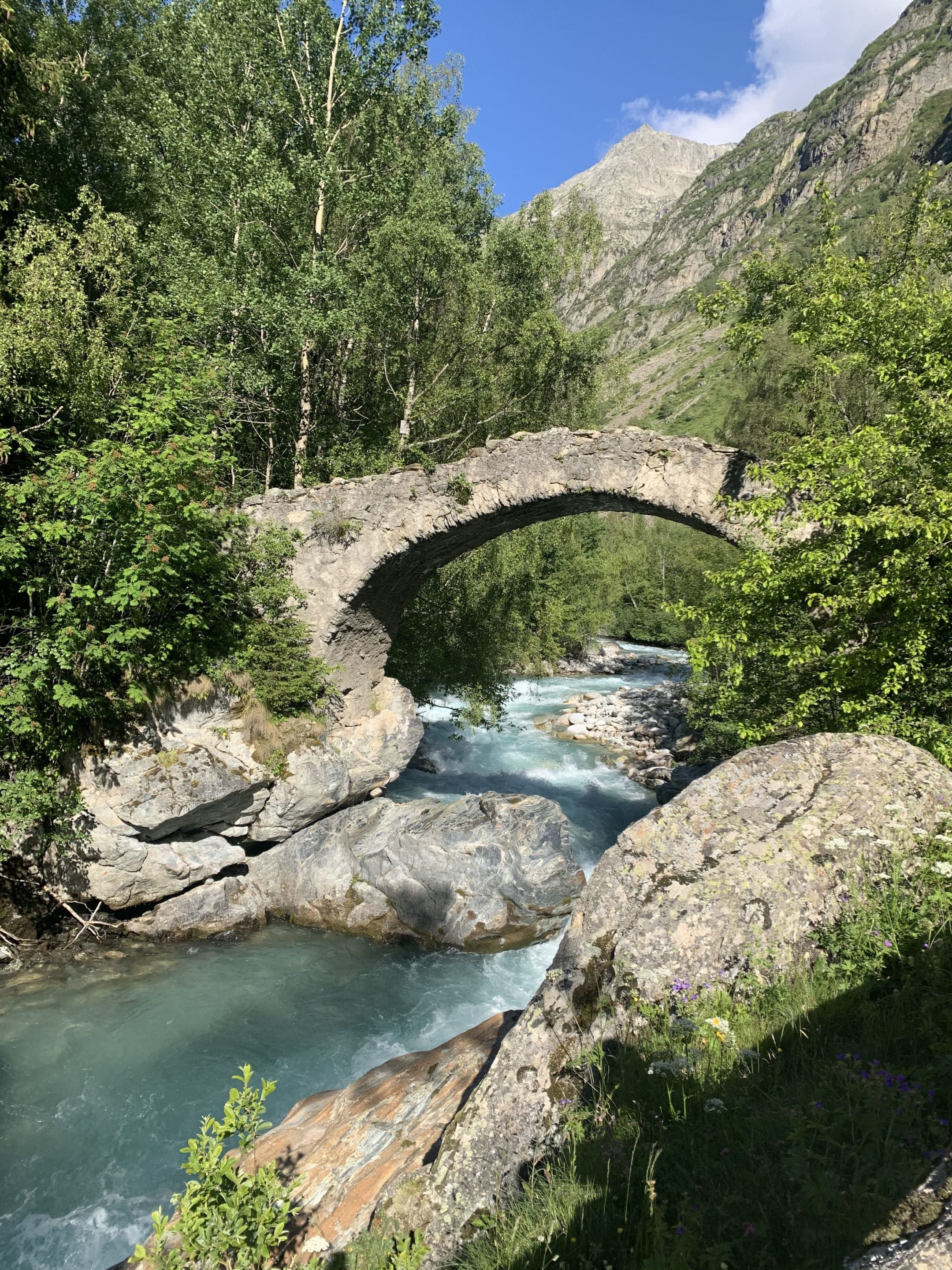 pont en pierre sèche sur rivière