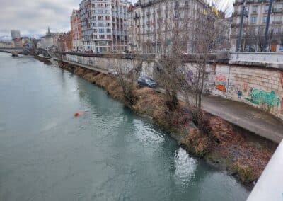 Intervention sur l’Isère au niveau du pont de la Porte de France : retrait d’un véhicule immergé