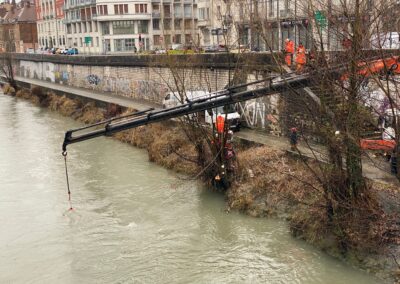 Intervention sur l’Isère au niveau du pont de la Porte de France : retrait d’un véhicule immergé
