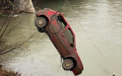 Intervention sur l’Isère au niveau du pont de la Porte de France : retrait d’un véhicule immergé