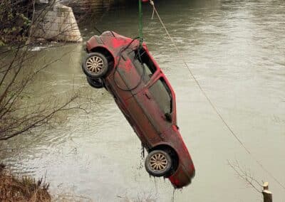 Intervention sur l’Isère au niveau du pont de la Porte de France : retrait d’un véhicule immergé